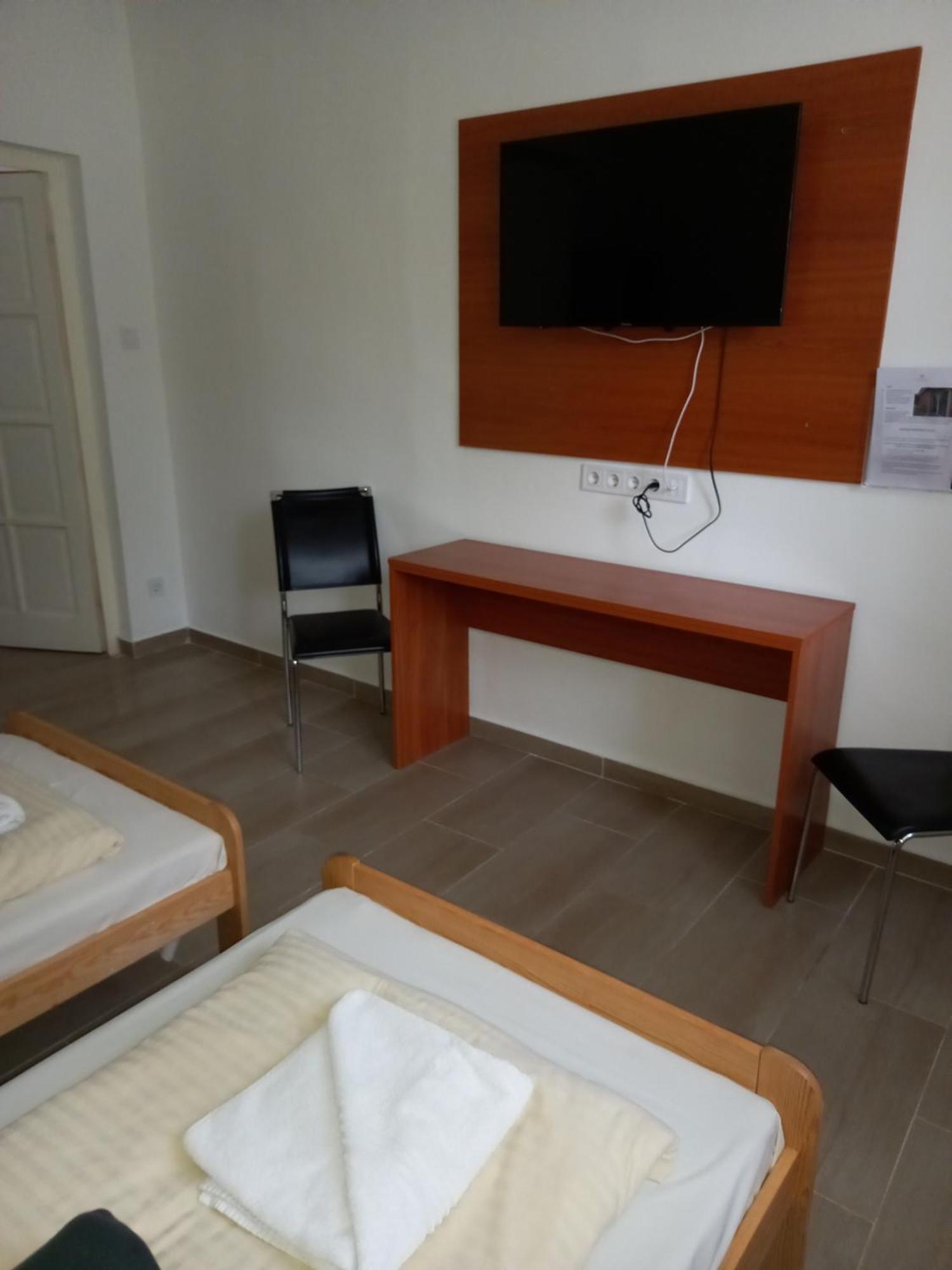 טטה Oereg-To Youth Hostel מראה חיצוני תמונה